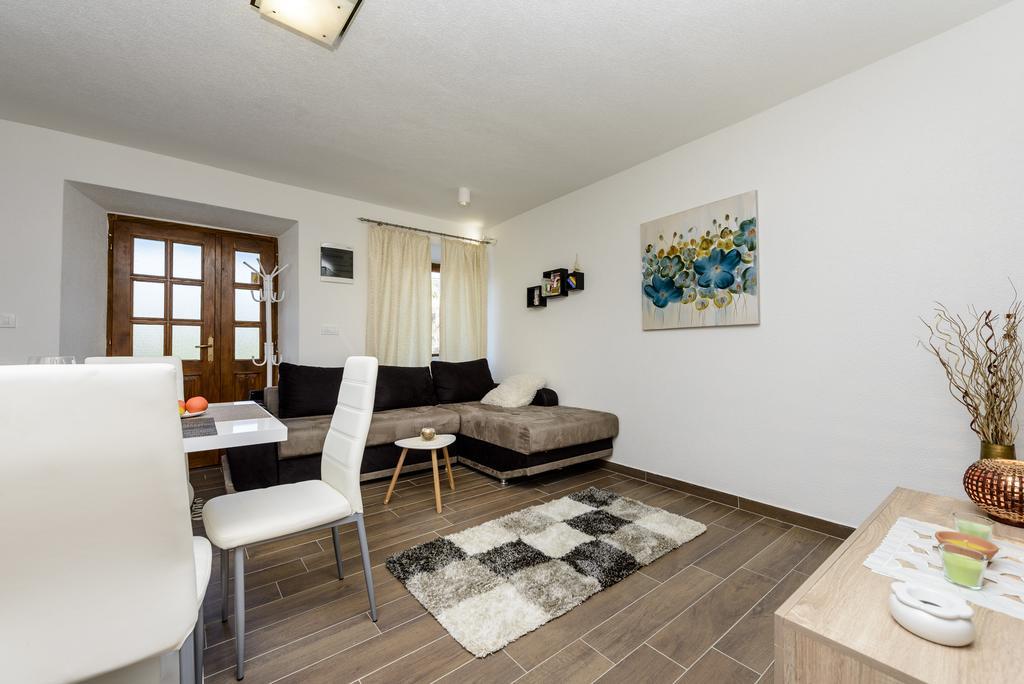 Apartment Mistral - Cosy Apartment With Sea View โมลูนัท ภายนอก รูปภาพ